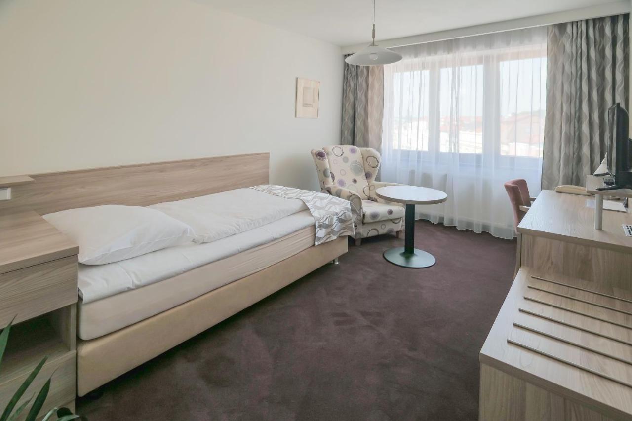 Hotel Zlata Hvezda Litomysl Bagian luar foto