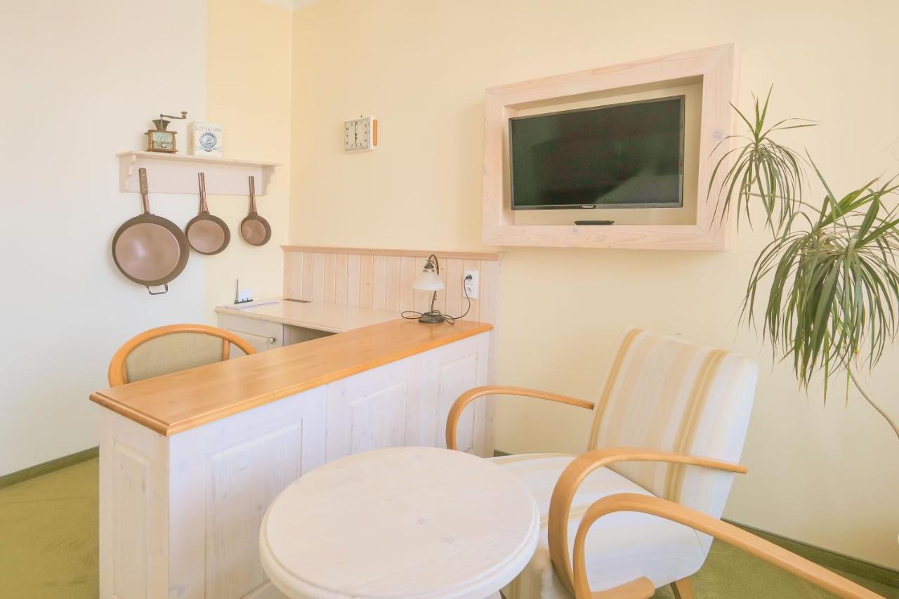 Hotel Zlata Hvezda Litomysl Bagian luar foto