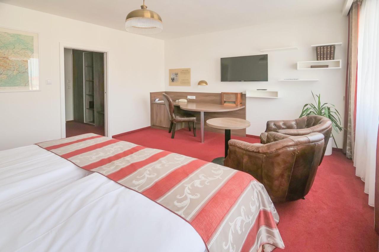 Hotel Zlata Hvezda Litomysl Bagian luar foto