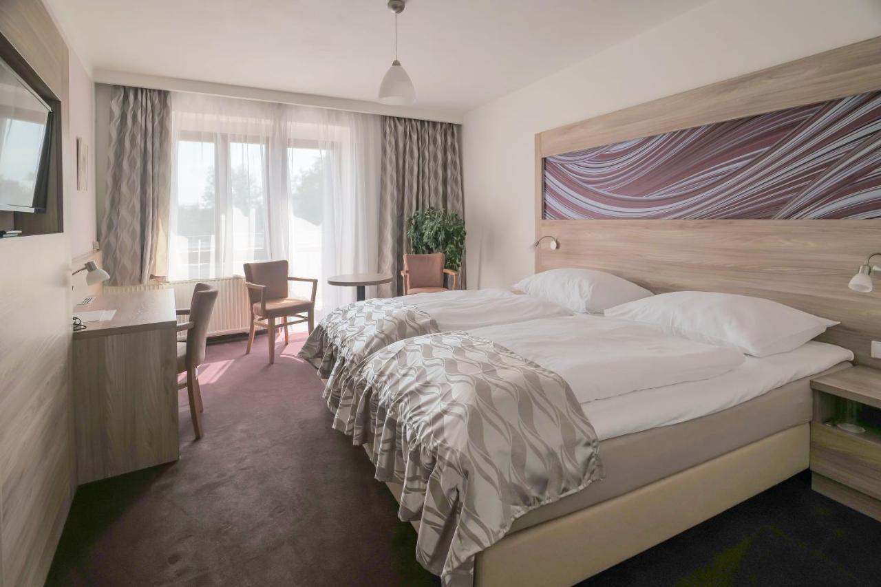 Hotel Zlata Hvezda Litomysl Bagian luar foto