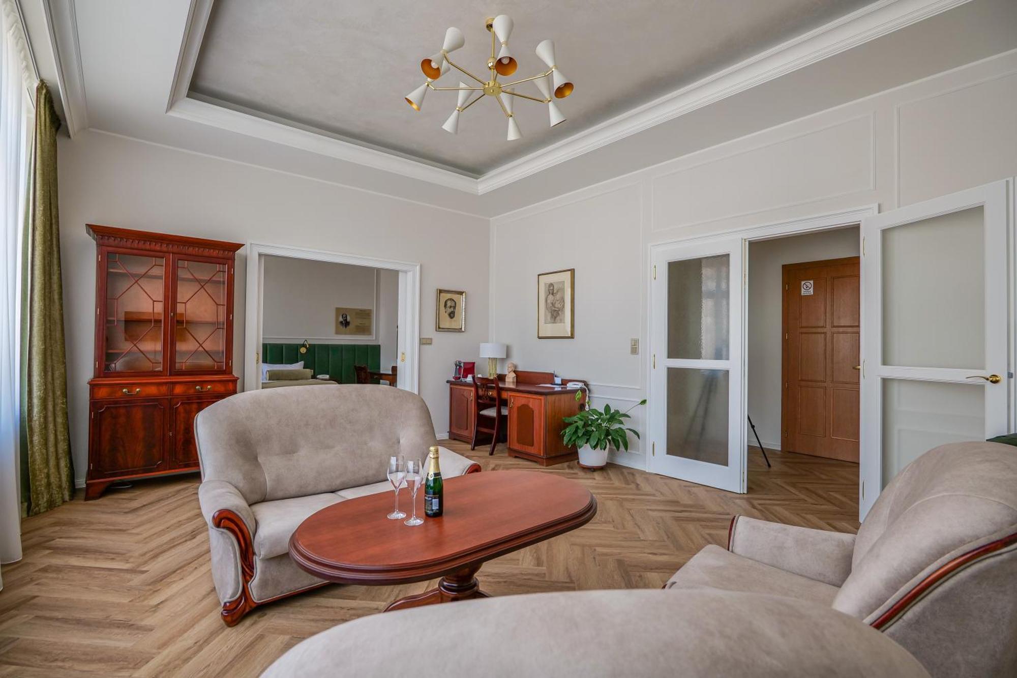 Hotel Zlata Hvezda Litomysl Bagian luar foto